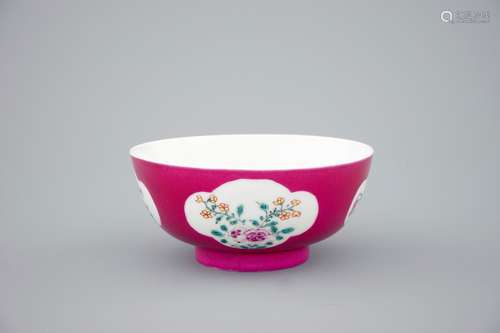 A Chinese ruby ground bowl with floral reserves in Yongzheng style, 18/19th C.