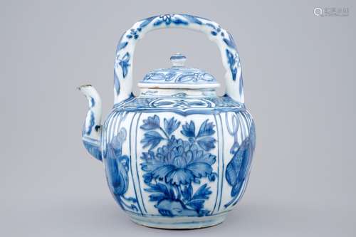 A blue and white Chinese kraak porcelain wine pot, Wanli, 1573-1619