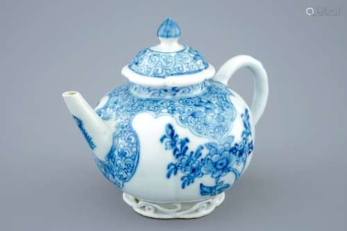 A Chinese blue and white teapot and cover, Yongzheng, 1723-1735