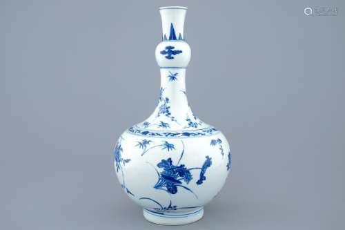 A Chinese blue and white garlic-neck bottle vasew with floral design, Transitional period, 1620-1683