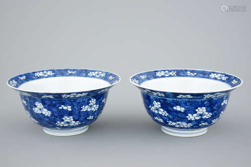 A pair of Chinese blue and white 