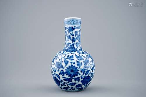 A blue and white Chinese tianqiuping bottle vase with lotus scrolls, 19/20th C.