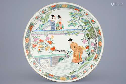 A large Chinese famille rose charger with figures on a terrace, Kangxi/Yongzheng, early 18th C.