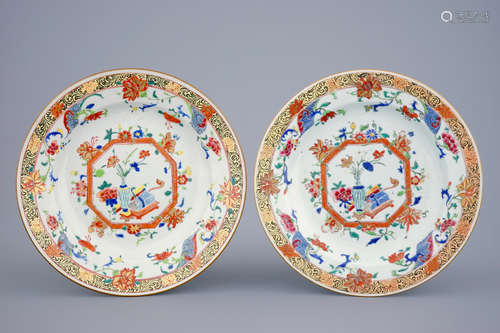 A pair of Chinese famille jaune plates, Yongzheng/Qianlong, 18th C.