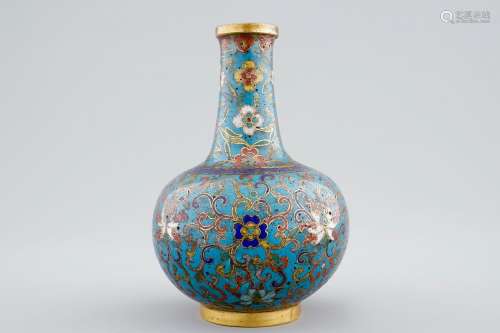 A Chinese cloisonne tianqiuping bottle vase, 18/19th C.