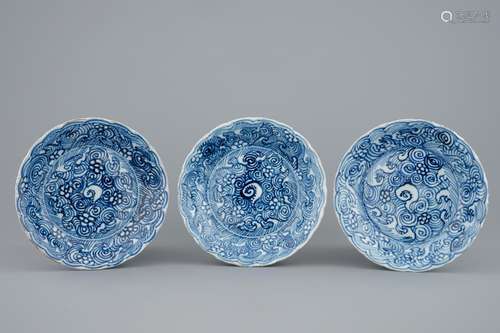 A set of 3 blue and white Chinese plates, Transitional period, 1620-1683