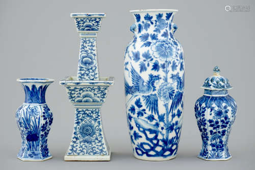 A lot of 4 various Chinese blue and white vases, 18/19th C.