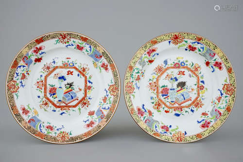 A pair of Chinese famille jaune plates, Yongzheng/Qianlong, 18th C.