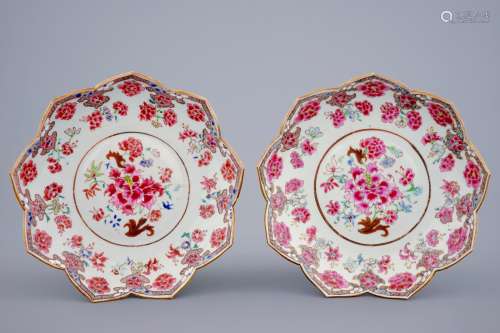 A pair of Chinese famille rose lotus-shaped plates with floral design, Qianlong, 18th C.