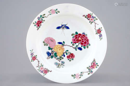 A fine Chinese famille rose butterfly plate, Yongzheng, 1723-1735