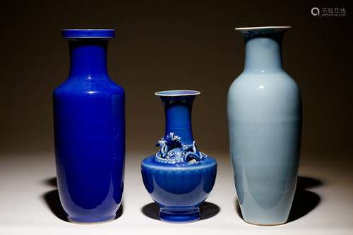 A lot of 3 Chinese monochrome blue vases, 19th C.