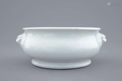 A round blanc de Chine censer with lion's head handles, 18th C.