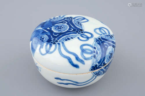 A blue and white Chinese box and cover, Transitional period, 1620-1683