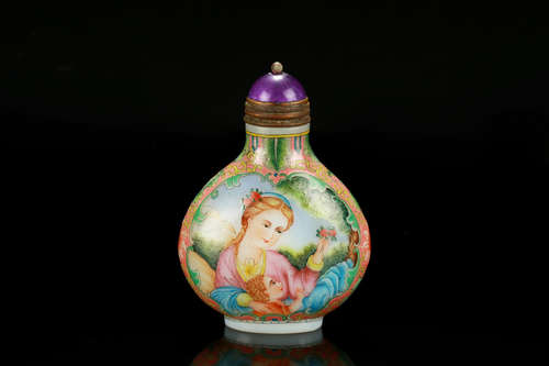 FAMILLE ROSE GLASS 'WESTERNERS' SNUFF BOTTLE