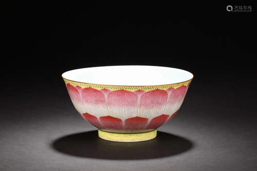 FAMILLE ROSE 'LOTUS FLOWERS' BOWL