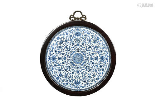 BLUE AND WHITE 'FLOWERS' ROUNDED HANGING PLAQUE