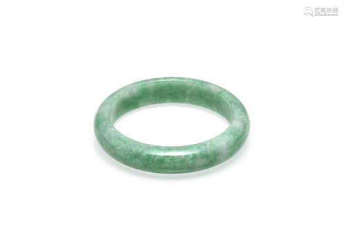 JADEITE ROUND BANGLE WITH GIA CERTIFICATE