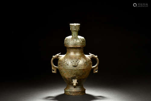 ARCHAIC BRONZE CAST RITUAL EWER WITH COVER