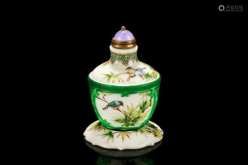 FAMILLE ROSE GREEN GLASS OVERLAY SNUFF BOTTLE WITH STAND