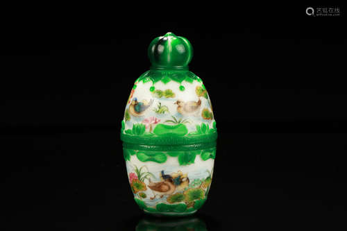 FAMILLE ROSE GREEN GLASS OVERLAY 'DUCKS' SNUFF BOTTLE