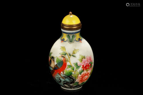 FAMILLE ROSE GLASS 'FLOWERS AND BIRDS' SNUFF BOTTLE