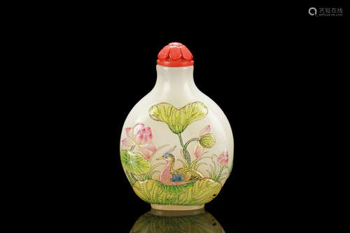 FAMILLE ROSE GLASS 'POND SCENERY' SNUFF BOTTLE