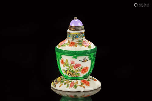 FAMILLE ROSE GREEN GLASS OVERLAY SNUFF BOTTLE WITH STAND