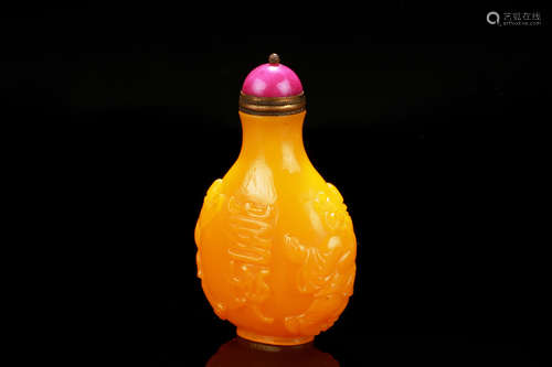 YELLOW GLASS 'CHILDREN' SNUFF BOTTLE