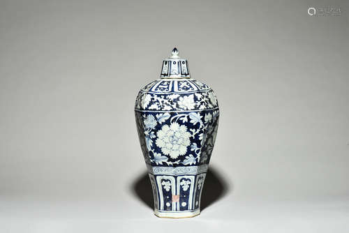 BLUE AND WHITE 'PEONY FLOWERS' OCTAGONAL VASE