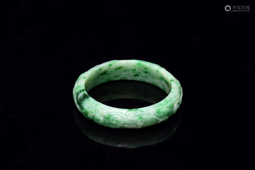 JADEITE CARVED 'RUYI' BANGLE