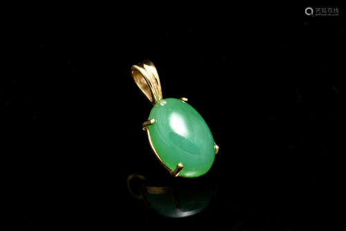 JADEITE ORNAMENT IN GOLD SETTING