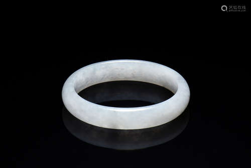 ICY JADEITE ROUND BANGLE