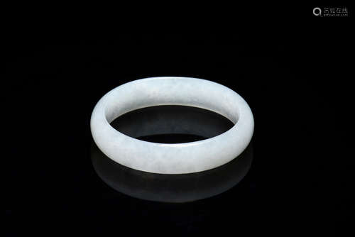 ICY JADEITE ROUND BANGLE