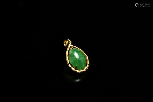 JADEITE PENDANT WITH 18K YELLOW GOLD