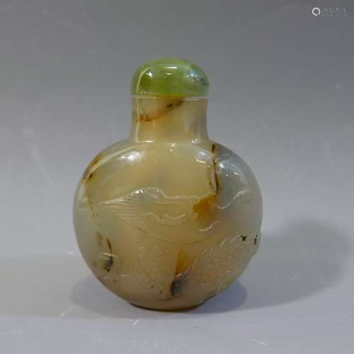 CHINESE ANTIQUE CARVED AGATE SNUFF BOTTLE - 19TH CENTURY