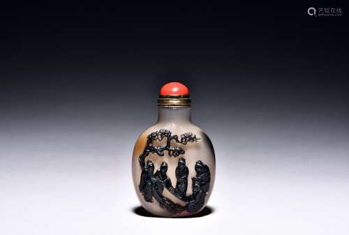 A carved agate snuff bottle