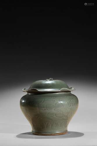 A Longquan celadon jar and cover