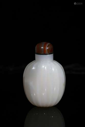 An agate melon shaped snuff bottle