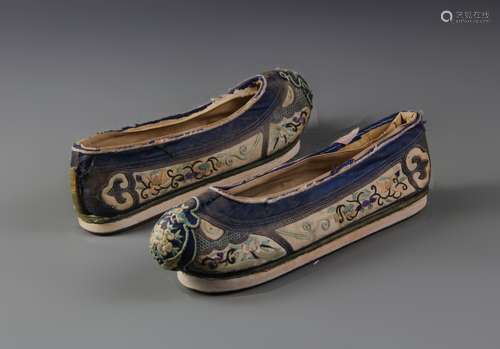 Pair of Chinese Silk Embroidery Ladies Shoes