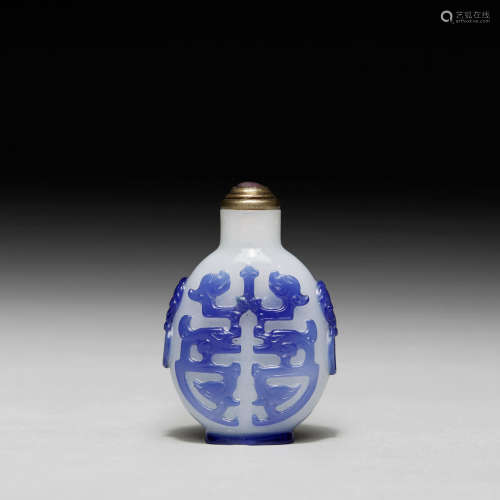 1750-1820年 白地套蓝料夔龙寿字纹鼻烟壶