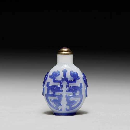 1750-1820年 白地套蓝料夔龙寿字纹鼻烟壶