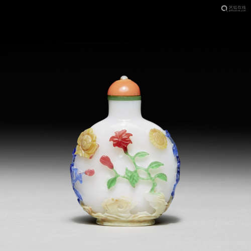 1800-1880年 白地套四色花卉纹鼻烟壶