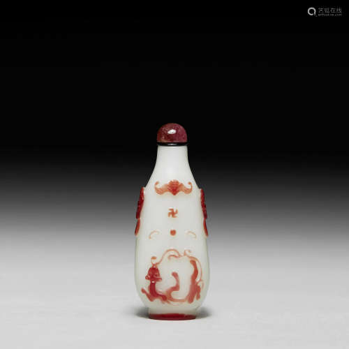 1800-1840年 扬州作白地套红料洪福万代纹鼻烟壶