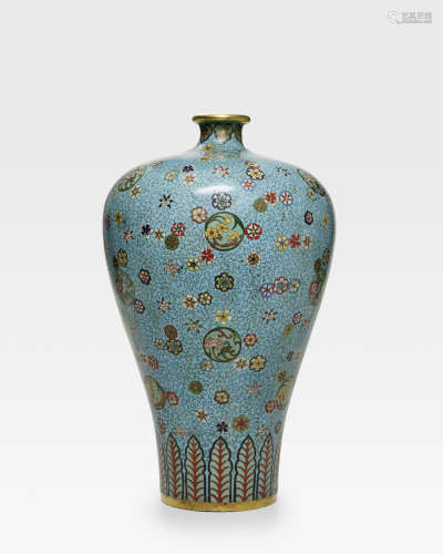 十九世纪 掐丝珐琅花团纹梅瓶