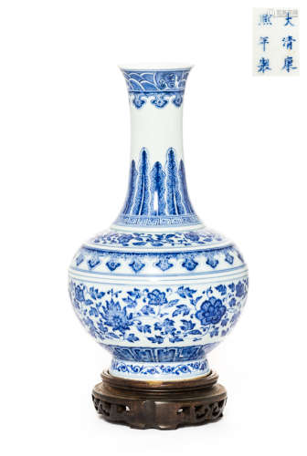 Chinese Antique Blue and White Porcelain Vase, Qing Dynasty
