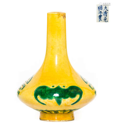 Chinese Antique Famille Rose Bottle Vase, Qing Dynasty