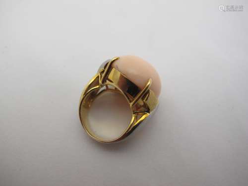 A Coral 18k Gold Ring