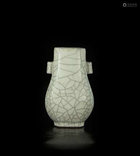 A  Porcelain Crackle Glaze Vase