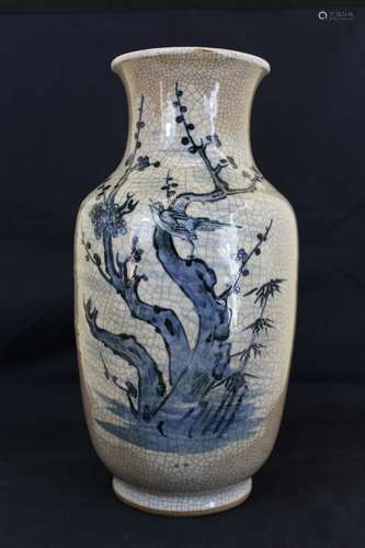 A Blue and White Porcelain Crackle Glaze Vase