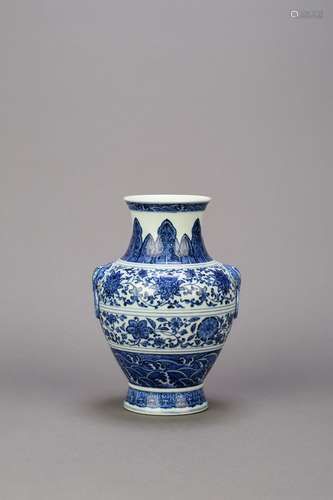 A Chinese Blue and White Porcelain Vase,Qianlong